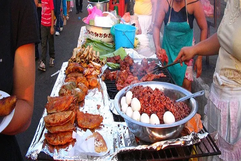 Comparten el precio de comer en la calle