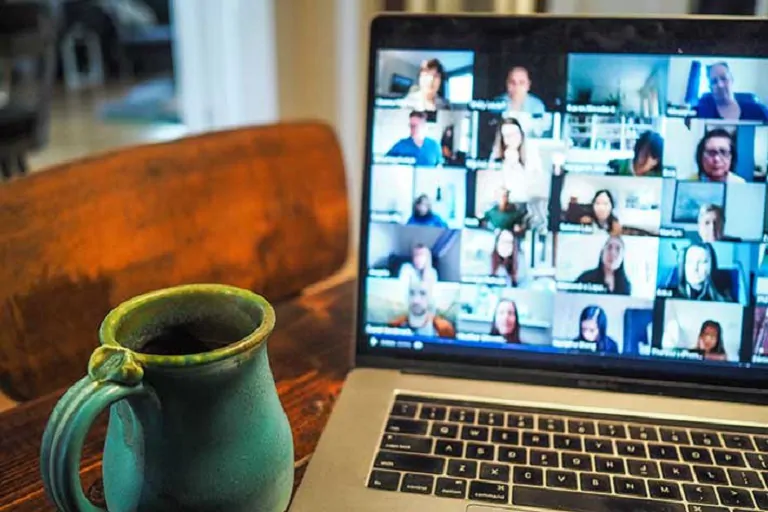 las nuevas tendencias como el trabajo remoto, oficinas flexibles y una fuerza laboral cada vez más joven en la vida empresarial, optimizar esa productividad se ha vuelto un tema desafiante.