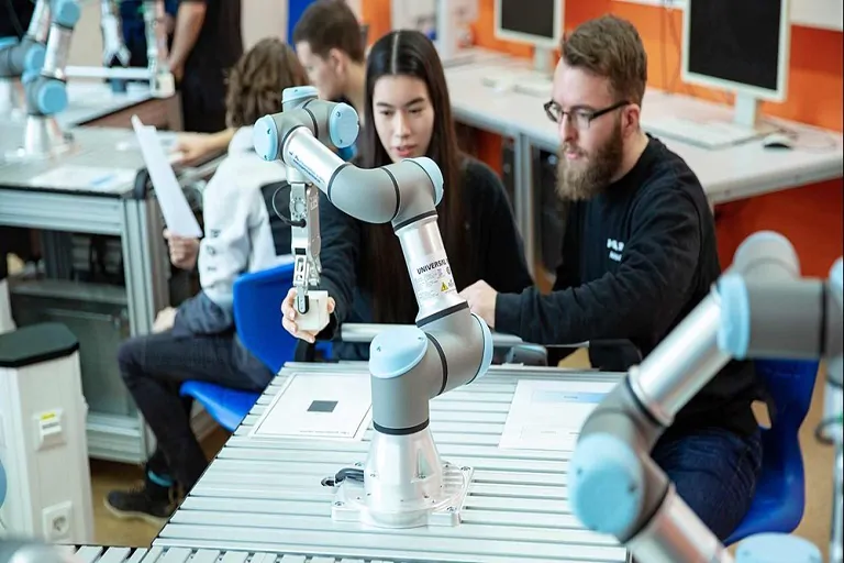 ¿Cómo se entrena a los robots para que se adapten a entornos dinámicos e inciertos?