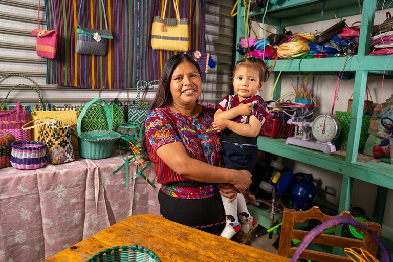 Impulsando el empoderamiento femenino: cómo el programa “Emprende Pro Mujer 2025” conecta la inclusión financiera y digital para emprendedoras